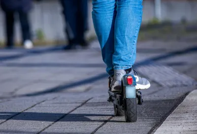 Auf kleinen Rädern ins Risiko: Berlins unfallreiche Bilanz auf zwei Rollen