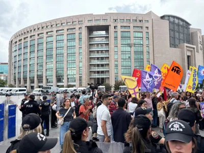İstanbul Adliyesi önündeki LGBTİ+ protestosuna polis müdahale etti: 106 kişi gözaltına alındı - Medyascope