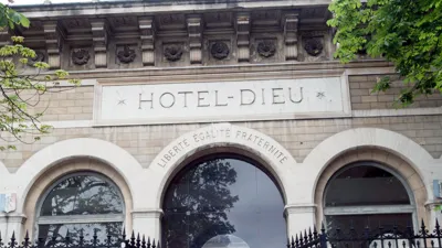 "Ce n'est pas acceptable" : l'accès à l'hôpital l'Hôtel-Dieu restreint pour la visite du Pape à Paris