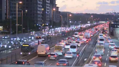 İstanbul’da trafik durma noktasına geldi: Ana arterlerde son durum