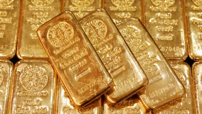 Gold edges down as oil-driven inflation fears lift rate-hike bets
