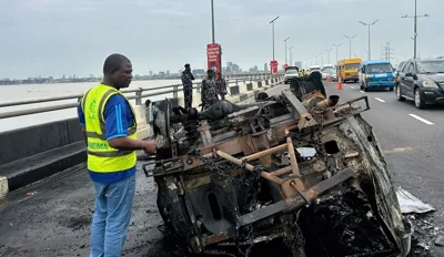 Land Rover catches fire after overturning on Third Mainland Bridge
