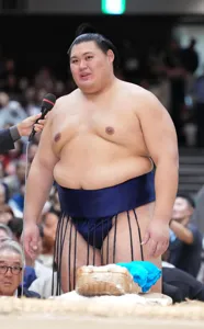 横綱大の里が涙の6度目V、表彰式ではおなじみ巨大マカロン登場 日仏友好杯の副賞 - 大相撲 : 日刊スポーツ