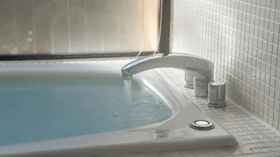 Why full employment is like filling a bathtub with water