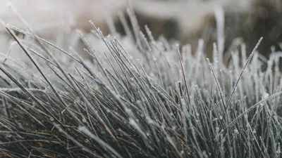 12 départements en vigilance jeudi soir : une alerte "neige-verglas" activée au milieu des orages et des pluies soutenues