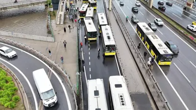 Kadıköy’de İETT otobüsü arızalandı: Trafik kilometrelerce uzadı