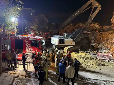 Küçükçekmece'de bina çöktü! Yoldan geçen 3 kişi yaralandı