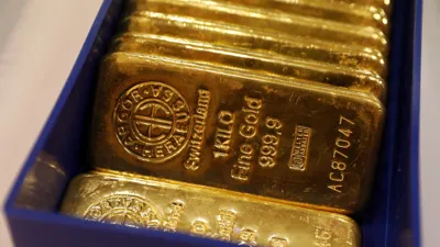 Gold drops more than 1% on U.S. rate-hike bets