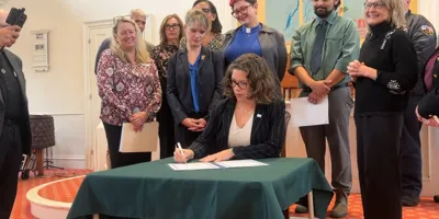 Burlington mayor signs executive order on civil immigration arrests