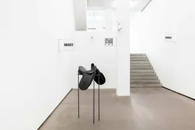 Von Schutzbrillen, Zahnspangen und Reitsätteln: Stef Heidhues' Ausstellung bei Eigen+Art Berlin